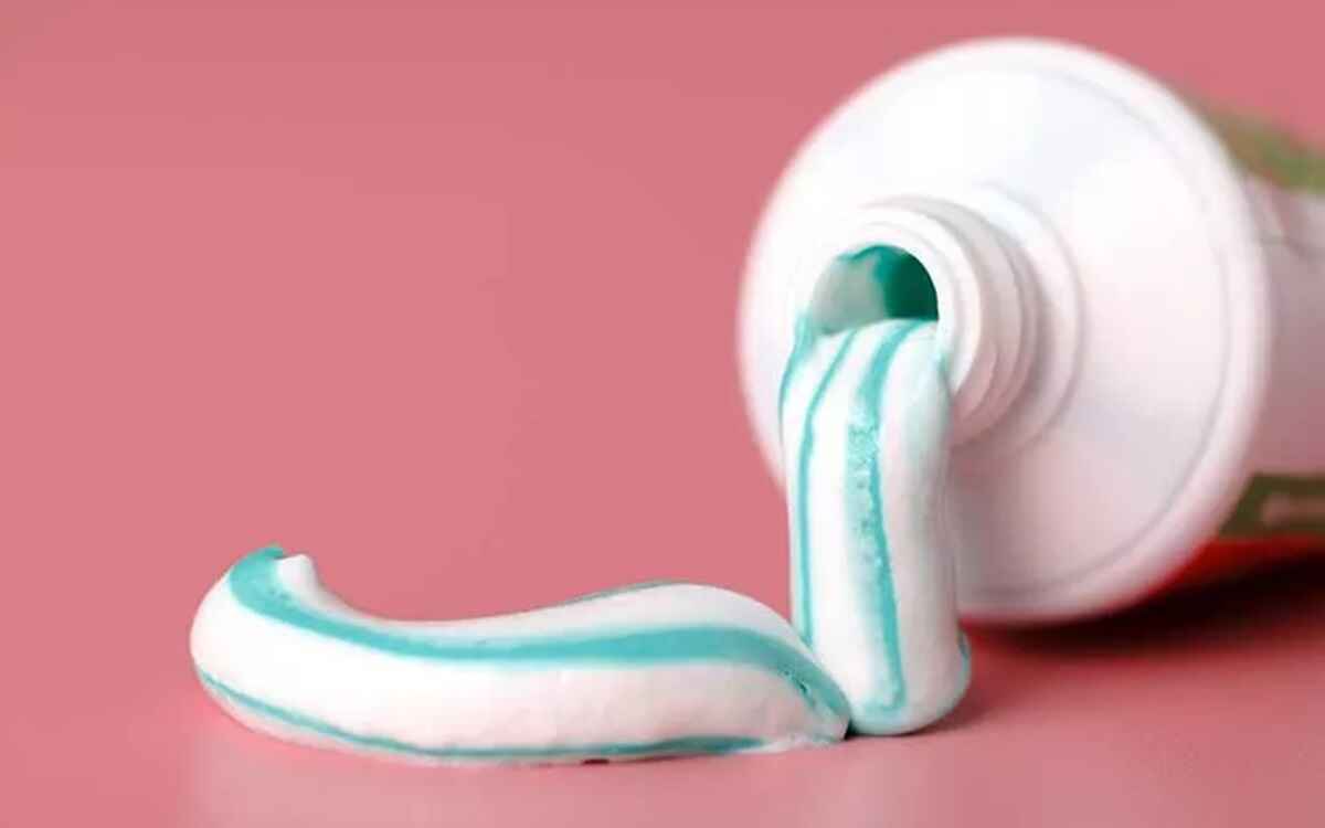 خمیردندان برای از بین بردن لک صورت